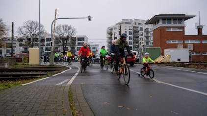 Auf dem Foto sind Teilnehmer der Fahrraddemo zu sehen.