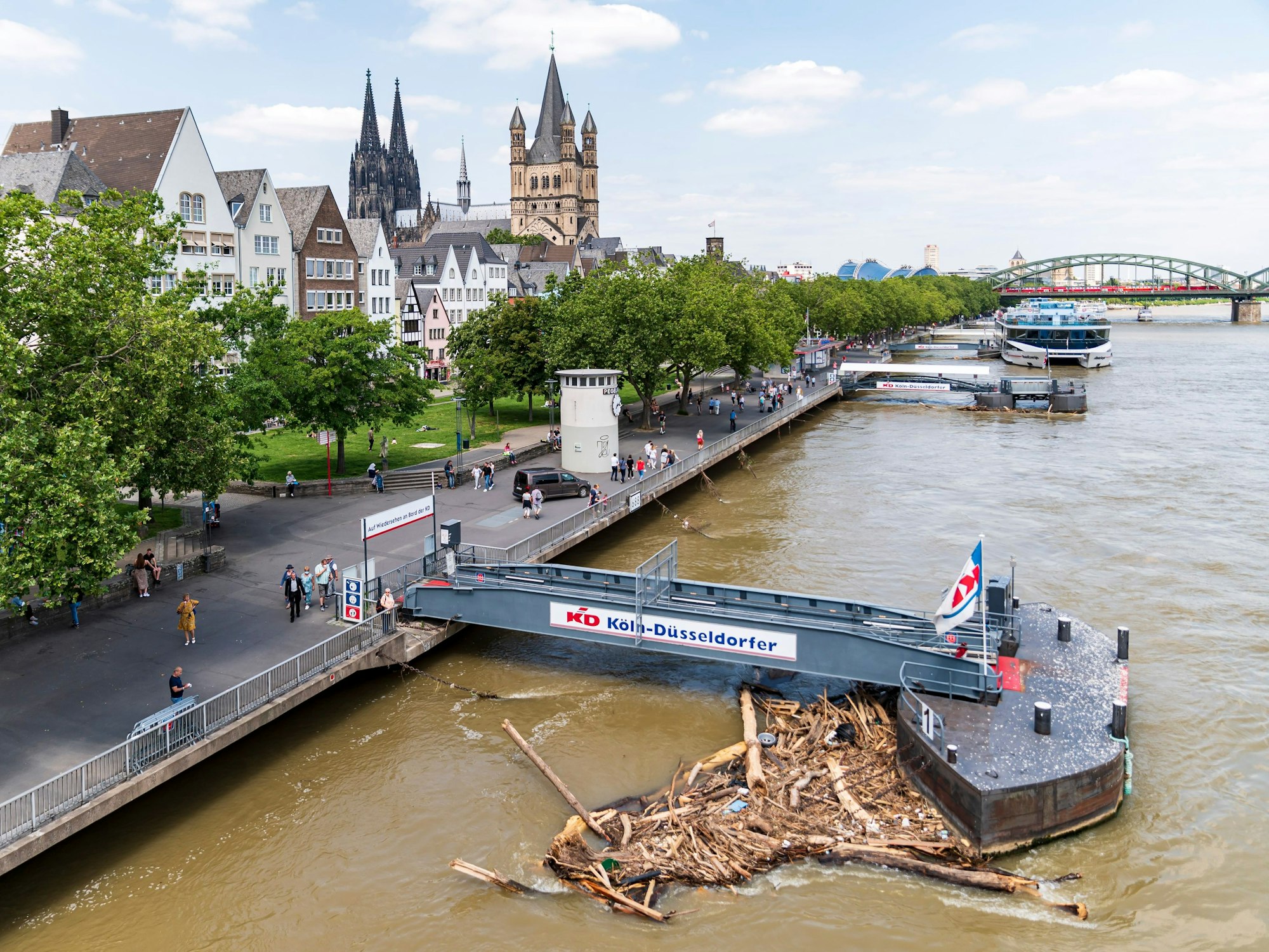 Der Rhein führt Hochwasser und die Uferpromenade.