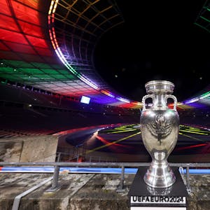 Der Siegerpokal der Fußball-Europameisterschaft 2024 steht im Olympiastadion in Berlin. Am 4. Dezember startet die nächste Verkaufsphase.