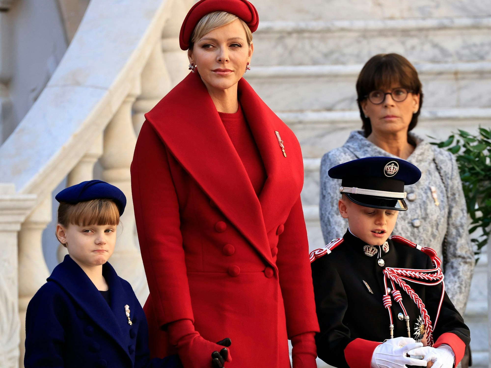 Prinzessin Gabriella (l-r), Fürstin Charlène von Monaco und Prinz Jacques von Monaco sowie Prinzessin Stéphanie von Monaco nehmen an einer Zeremonie im Fürstenpalast von Monaco anlässlich des Nationalfeiertags teil.