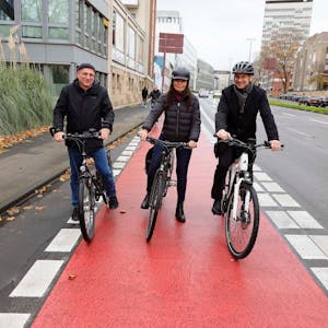 Unterwegs auf dem neuen, breiten Radstreifen der Nord-Süd-Fahrt: Jürgen Möllers, Susanne Rosenstein und Ascan Egerer (v.l.) von der Stadt.