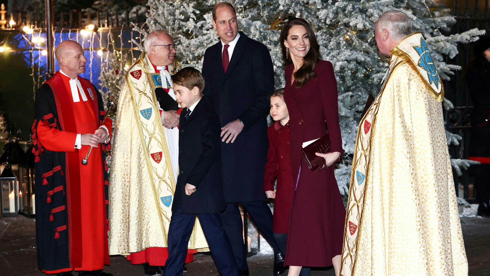 Prinz William von Wales (hinten links) und seine Frau Catherine, Prinzessin von Wales (2. von rechts), mit ihren Kindern, Prinzessin Charlotte von Wales und Prinz George von Wales, beim „Together At Christmas Carol Service“ in der Westminster Abbey in London 2022.