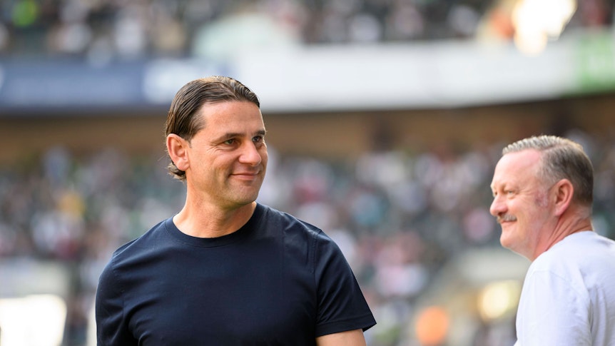 Trainer von Borussia Mönchengladbach grinsend.