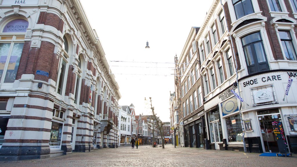 Das Bild vom 20. Dezember 2021 zeigt eine leere Einkaufsstraße in Haarlem, Niederlande.