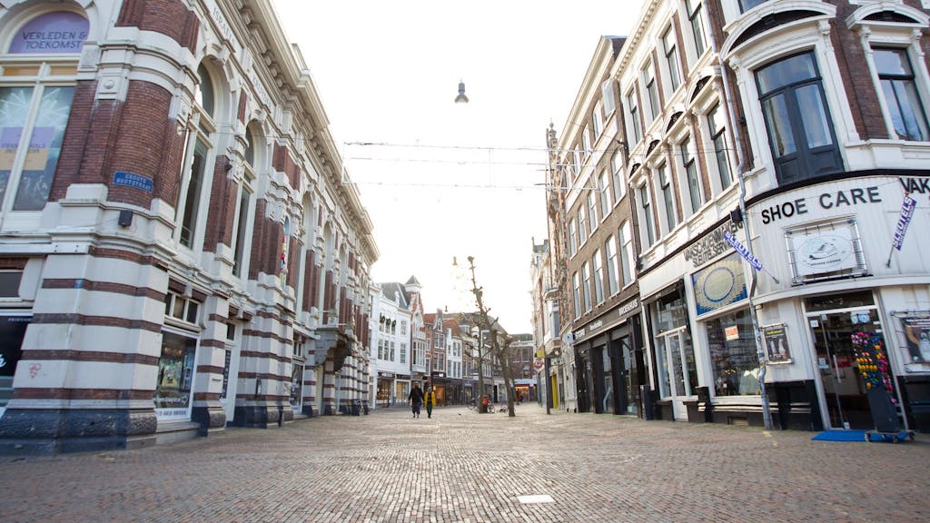 Das Bild vom 20. Dezember 2021 zeigt eine leere Einkaufsstraße in Haarlem, Niederlande.