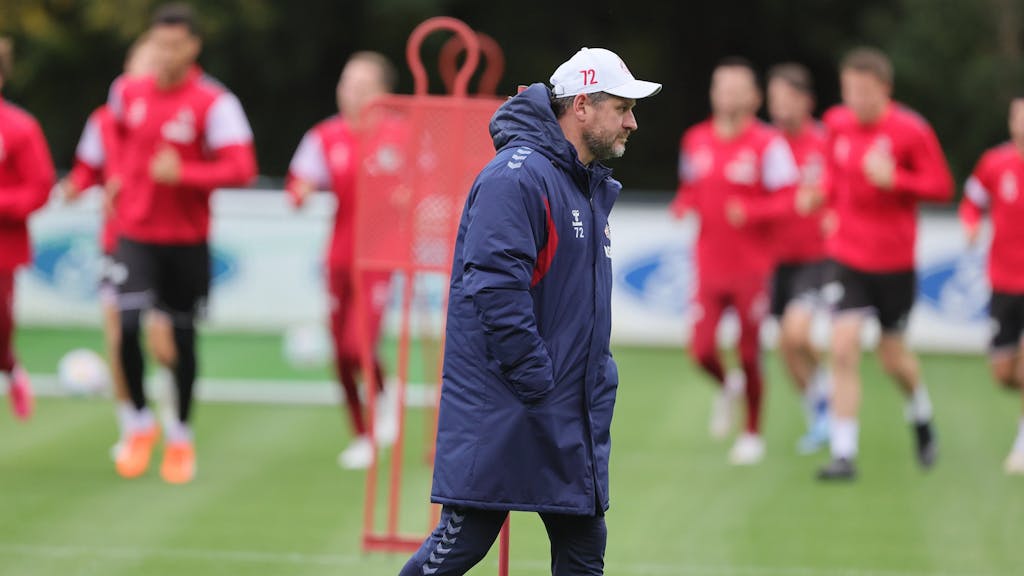 Steffen Baumgart geht mit Händen in den Taschen über den Trainingsplatz beim 1. FC Köln.