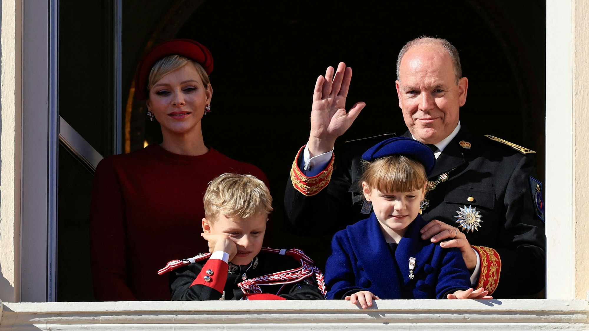 Fürstin Charlène (hinten links), Fürst Albert II. (hinten rechts), Fürst Jacques (vorne links) und Fürstin Gabriella (vorne rechts) beim Blick vom Balkon des Fürstenpalastes von Monaco während der Zeremonie zum Nationalfeiertag in Monaco.