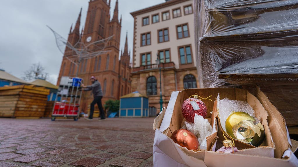 Beschädigte Christbaumkugeln liegen in einer Kiste, während der Weihnachtsmarkt vor der Marktkirche in Hannover aufgebaut wird.