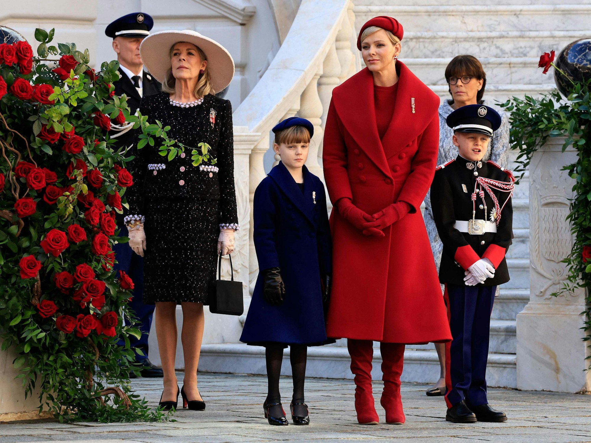Prinzessin Caroline von Hannover (l-r), Prinzessin Gabriella, Prinzessin Charlène von Monaco, Prinz Jacques von Monaco, Prinzessin Stephanie von Monaco und Prinz Albert II. von Monaco nehmen an einer Zeremonie im Fürstenpalast von Monaco anlässlich des Nationalfeiertags in Monaco teil.