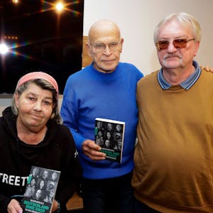 Linda Rennings, Günther Wallraff und Richard Brox bei der Buchvorstellung „Die Neue Obdachlosigkeit“, Rennings und Wallraff haben ein Buch in der Hand.