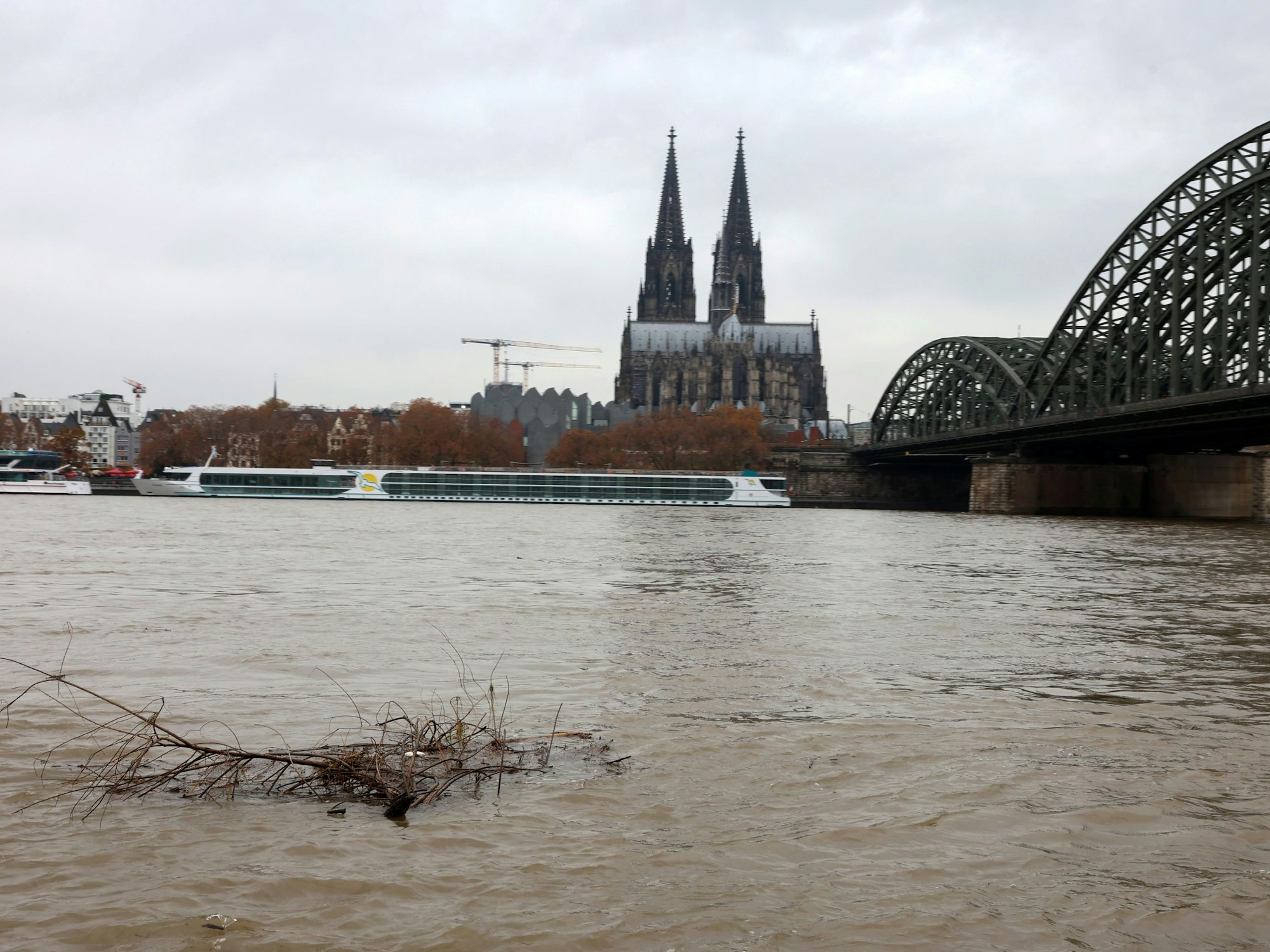 Hochwasser am Rheinboulevard. Blick auf den Kölner Dom.