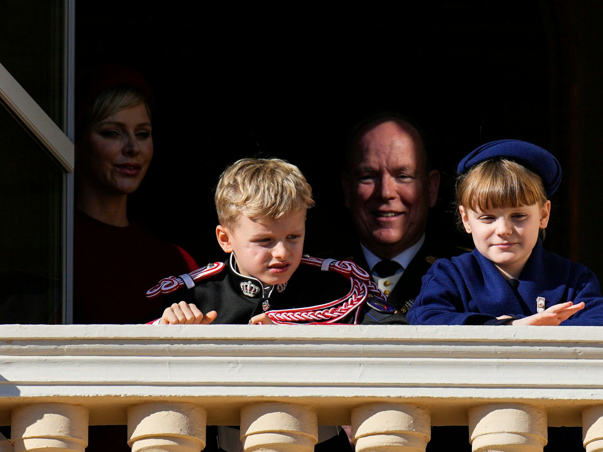 Fürst Albert II. von Monaco (hinten, r-l) und Fürstin Charlène mit ihren Kindern Prinz Jacques (vorne, l-r) und Prinzessin Gabriella auf dem Balkon des Palastes während der Feierlichkeiten zum Nationalfeiertag.