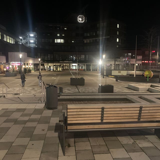 Der Karl-Gatzweiler-Platz am Abend ist öde und leer. Die Uhr am Rathaus in Sankt Augustin zeigt 18.40 Uhr an.