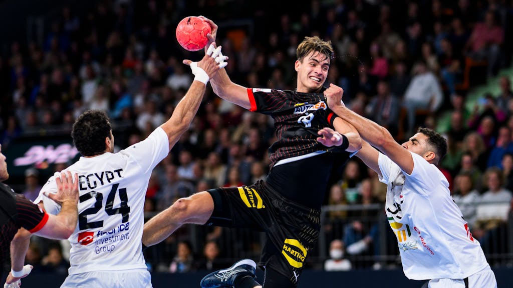 Handball-Nationalspieler Julian Köster steigt zum Wurf hoch.