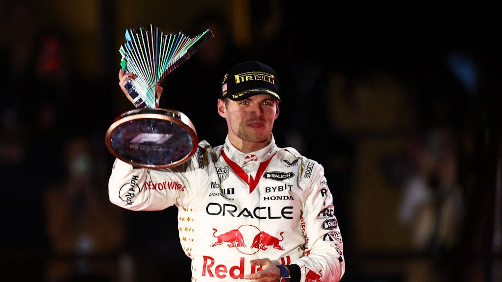 Max Verstappen hält nach seinem Triumph beim Rennen der Formel 1 in Las Vegas den Pokal in die Luft.