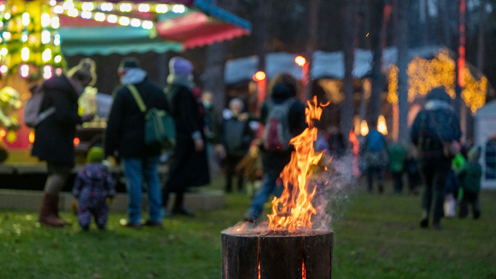 Schwedenfeuer auf dem Weihnachtsmarkt im Waldbad in Dünnwald