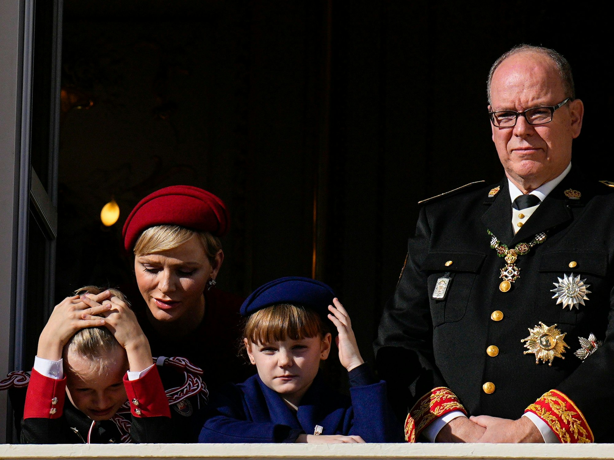 Fürstin Charlène von Monaco (hinten links), Fürst Albert II. von Monaco (hinten rechts), Fürst Jacques von Monaco (vorne links) und Fürstin Gabriella (vorne rechts) winken vom Balkon des Fürstenpalastes von Monaco während der Feier zum Nationalfeiertag.