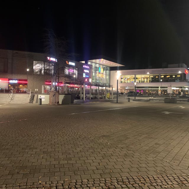Blick auf den Karl-Gatzweiler-Platz am Abend der öde und leer ist.