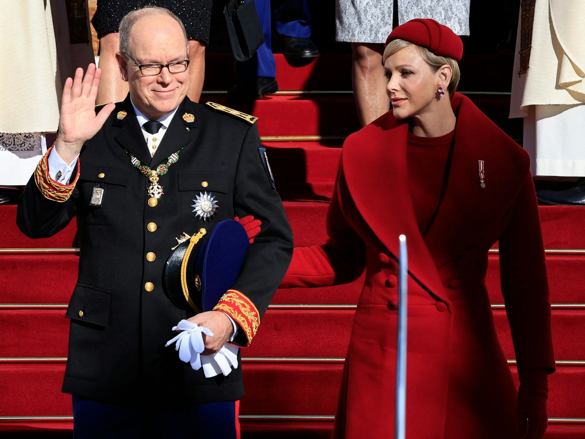 Fürst Albert II. von Monaco (l.), flankiert von Fürstin Charlène von Monaco (r.), beim Verlassen der Kathedrale von Monaco nach der Teilnahme an einer Feier zum Nationalfeiertag in Monaco.