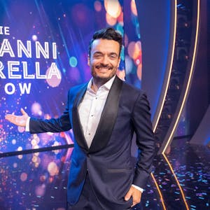 Giovanni Zarrella steht in der Kulisse seiner Show.