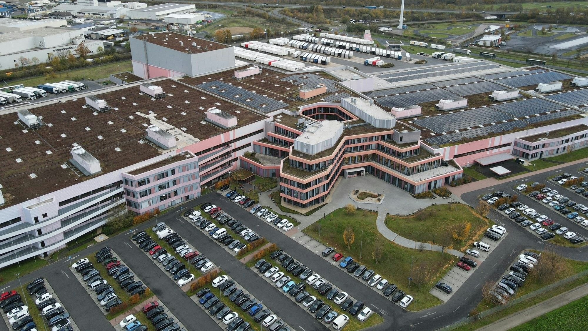 Das Bild zeigt eine Luftaufnahme des dm-Verteilzentrums in Weilerswist.
