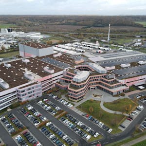 Das Bild zeigt eine Luftaufnahme des dm-Verteilzentrums in Weilerswist.