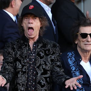 Die Mitglieder der englischen Rockband The Rolling Stones, Mick Jagger (L) und Ronnie Wood, besuchen das Fußballspiel der spanischen Liga zwischen dem FC Barcelona und Real Madrid CF im Estadi Olimpic Lluis Companys in Barcelona am 28. Oktober 2023.