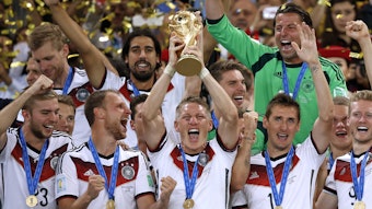 Die Weltmeister von 2014 feiern nach dem WM-Finale mit dem Pokal.