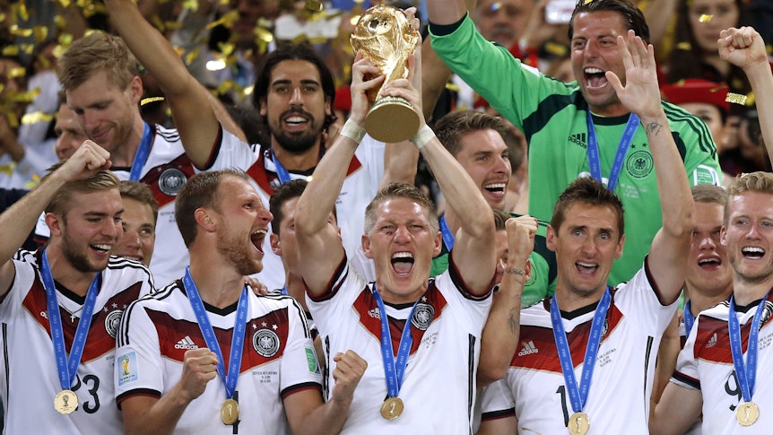 Die Weltmeister von 2014 feiern nach dem WM-Finale mit dem Pokal.
