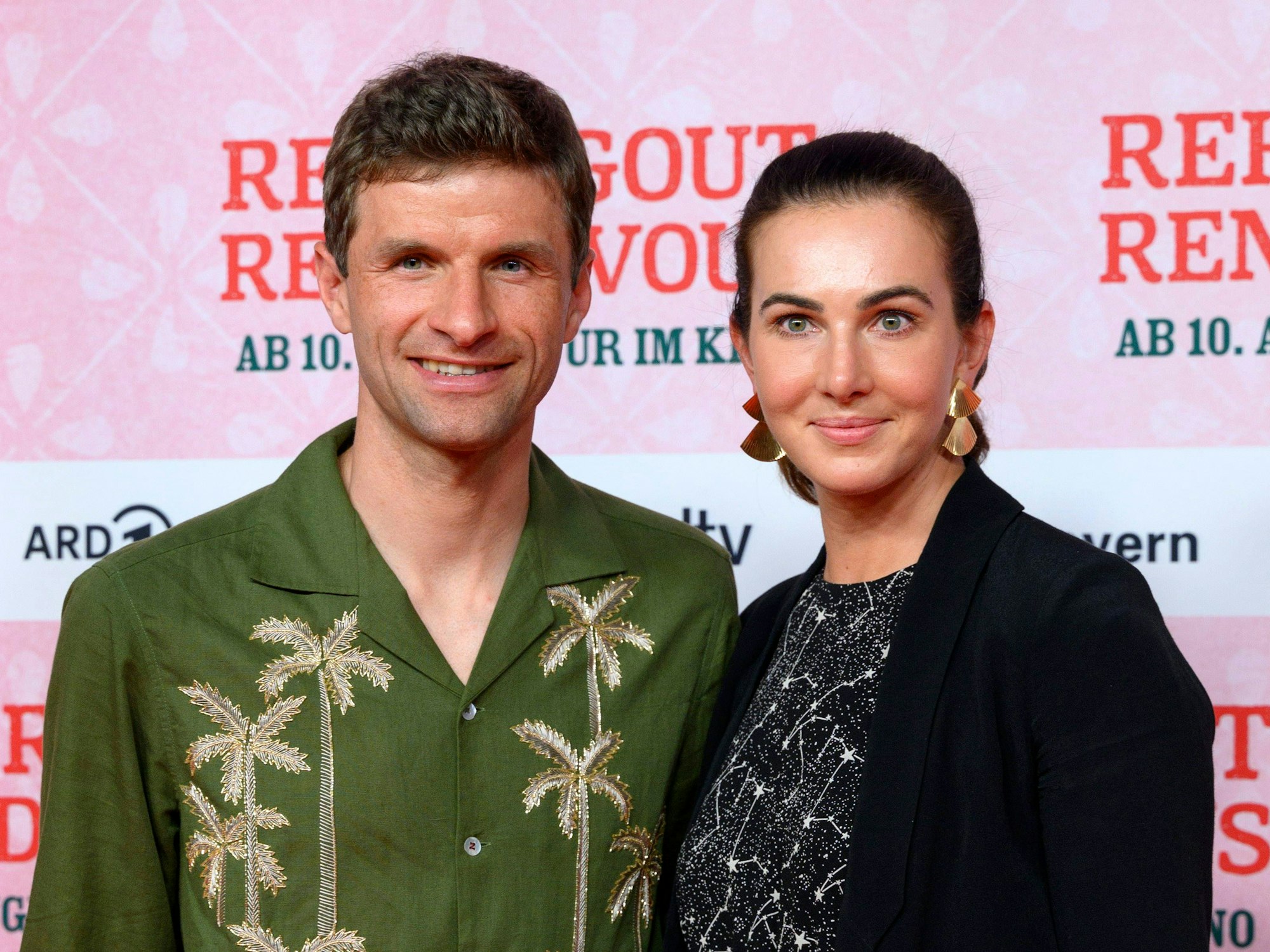 Thomas Müller mit Ehefrau Lisa Müller bei der Premiere des Kinofilms Rehragout-Rendezvous.