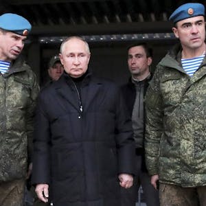 Wladimir Putin bei einem Truppenbesuch im Oktober 2022. Immer wieder gibt es Berichte über Sperrtruppen in der russischen Armee.
