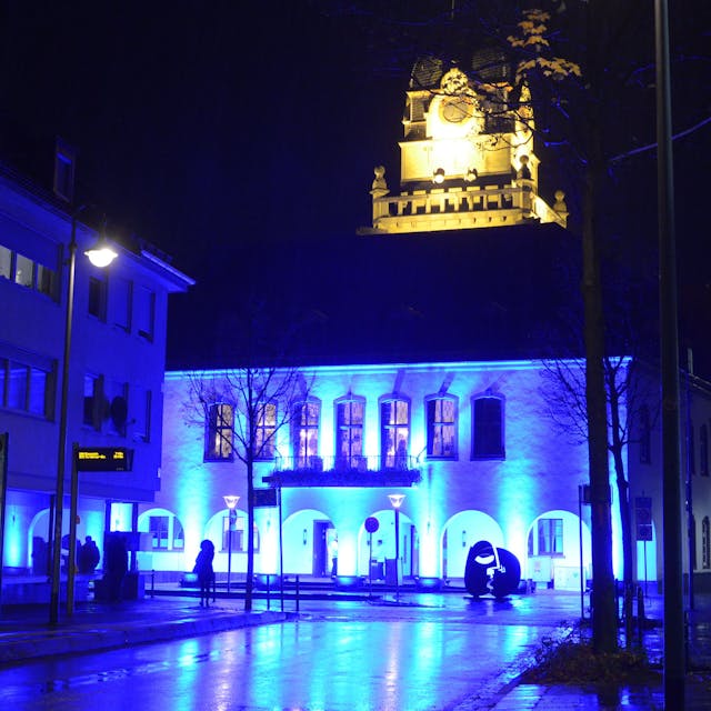 Das Alte Rathaus in Euskirchen ist blau angestrahlt. Auch auf die Häuser in der Umgebung fällt blaues Licht.