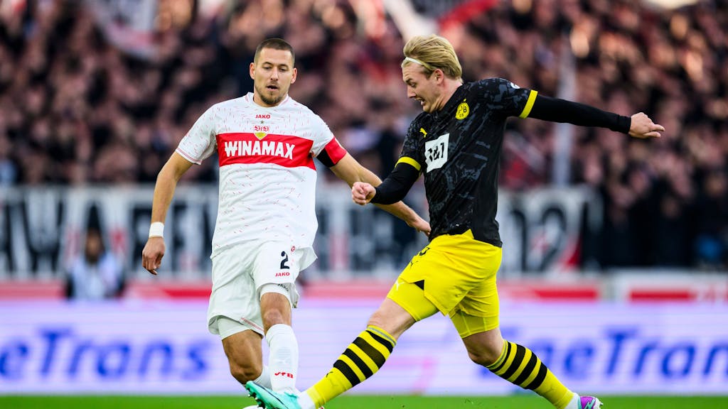 Stuttgarts Waldemar Anton (l.) in Aktion gegen Dortmunds Julian Brandt.