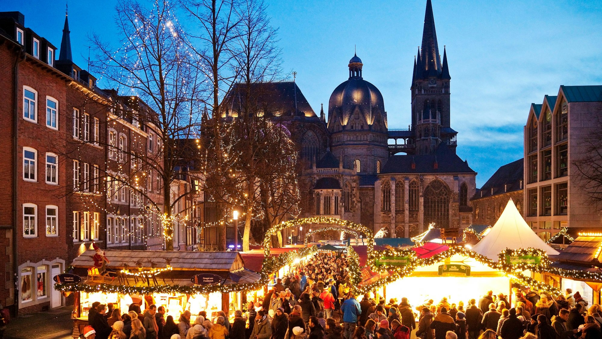 Weihnachtsmarkt am Abend vor dem Dom in Aachen