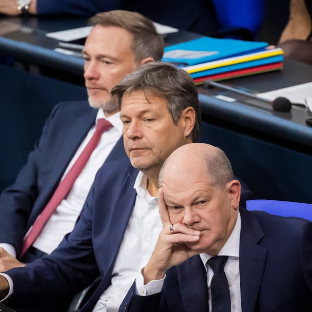 Bundeskanzler Olaf Scholz (rechts), Robert Habeck (Mitte), Bundesminister für Wirtschaft und Klimaschutz, und Christian Lindner, Bundesminister der Finanzen,