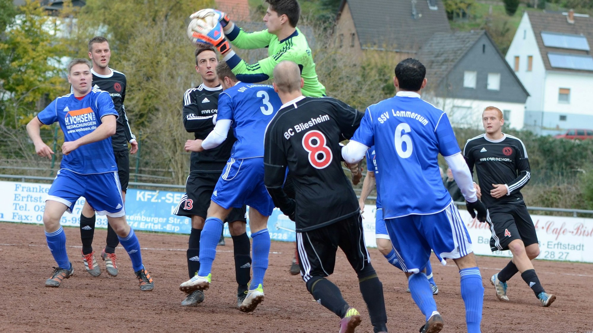 Das Bild zeigt eine Spielszene zwischen dem SSV Lommersum und dem BC Bliesheim. Torwart Philipp Henn sichert sich den Ball.