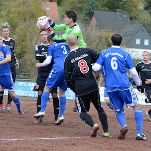 Das Bild zeigt eine Spielszene zwischen dem SSV Lommersum und dem BC Bliesheim. Torwart Philipp Henn sichert sich den Ball.