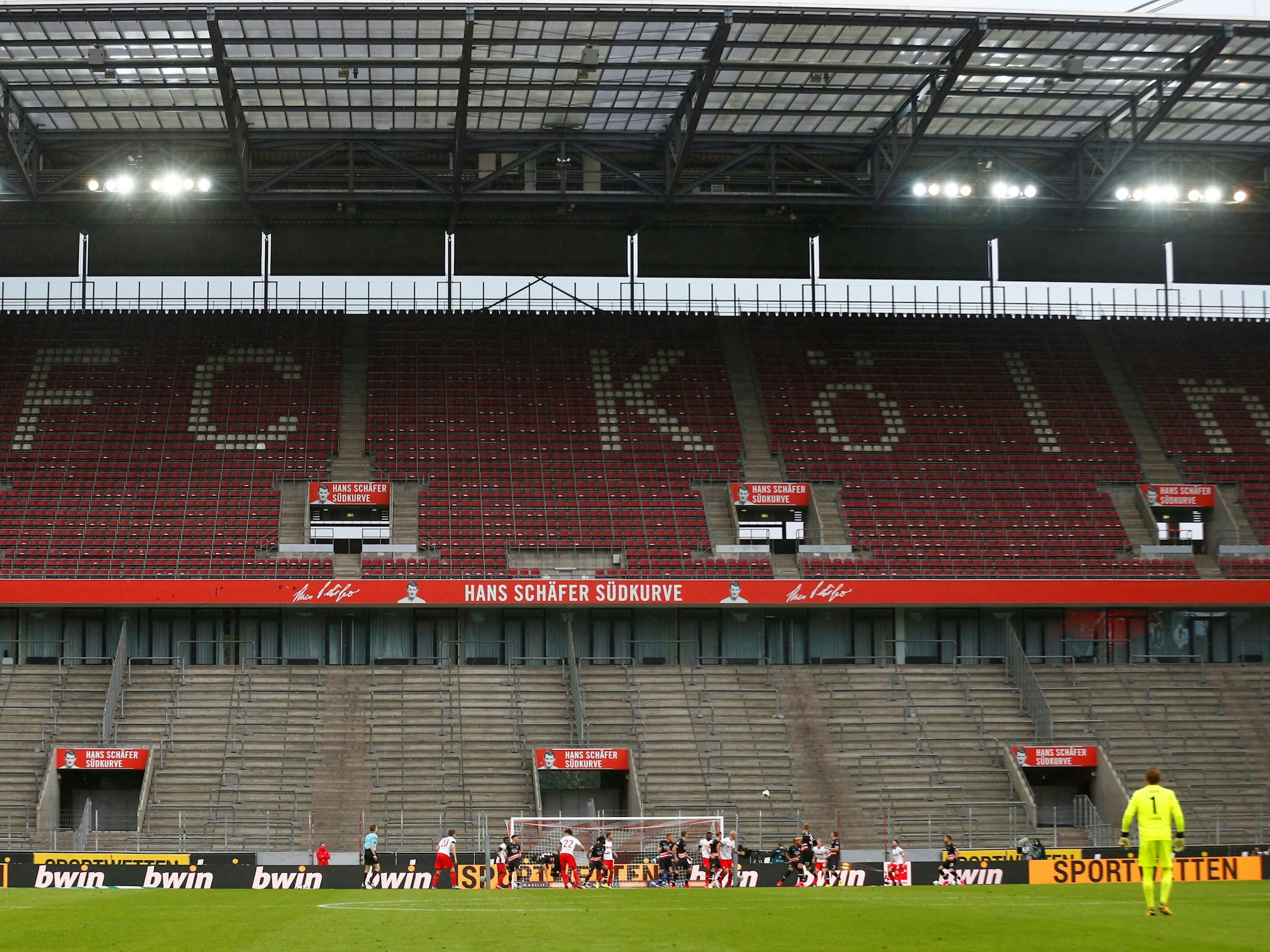 Das Bundesliga-Spiel zwischen dem 1. FC Köln und Fortuna Düsseldorf findet vor leeren Rängen statt.