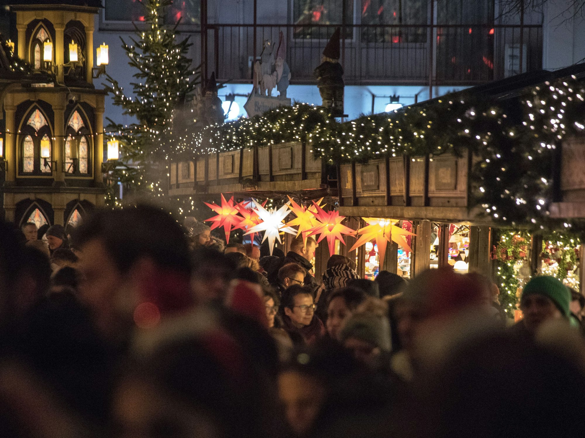 Menschen besuchen den Weihnachtsmarkt in der Altstadt. Unser Bild zeigt den Markt im vergangenen Jahr (Archivbild).