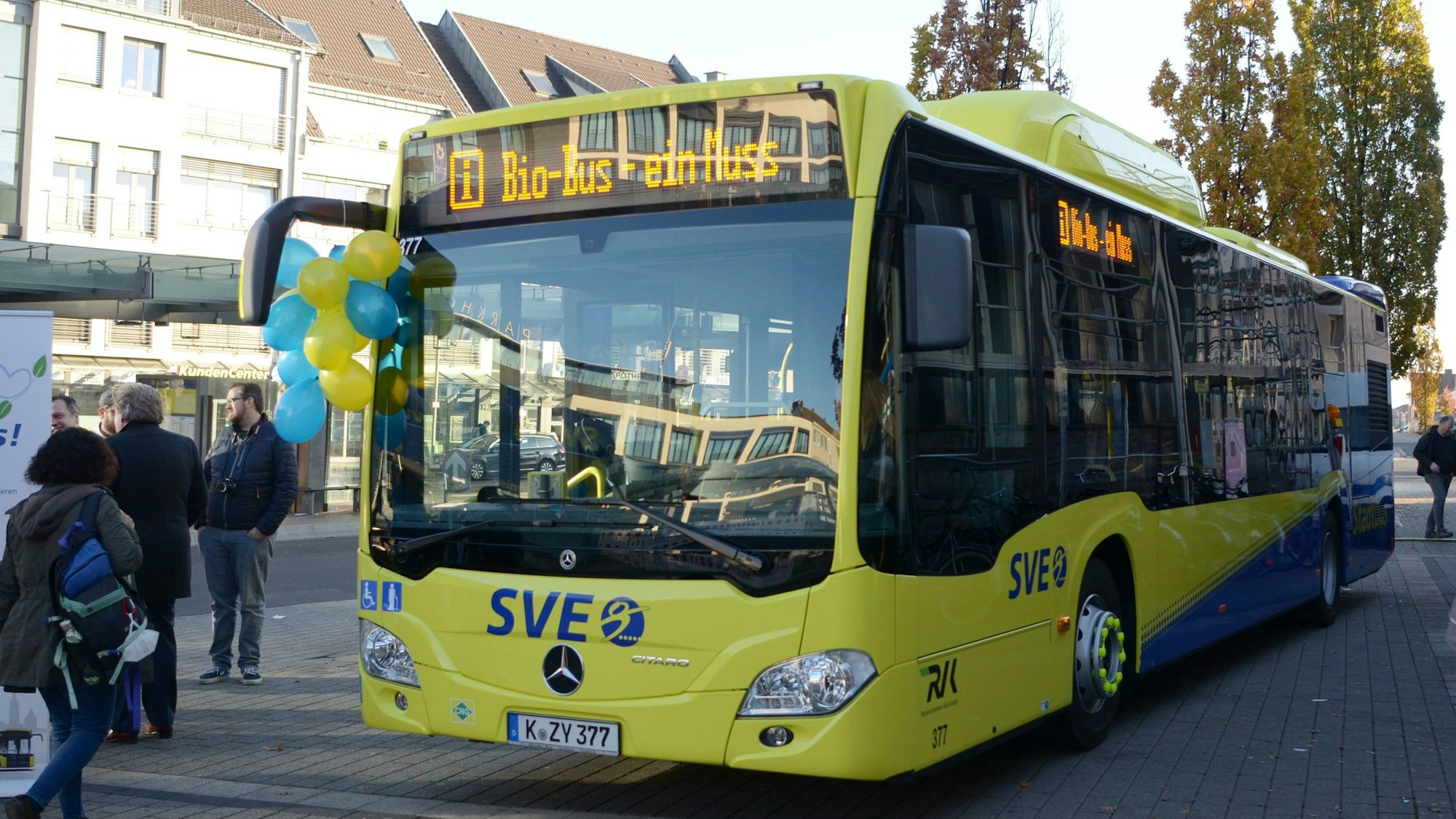 Ein Stadtbus der Euskirchener Verkehrsgesellschaft SVE steht auf dem Bahnhofsvorplatz.