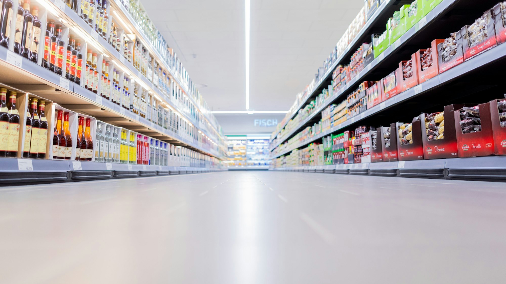 Blick zwischen die Regale eines Aldi-Marktes in Essen (2020): Der nächste Lebensmittelhersteller ist insolvent. Seine Produkte wurden unter anderem auch bei Aldi verkauft.