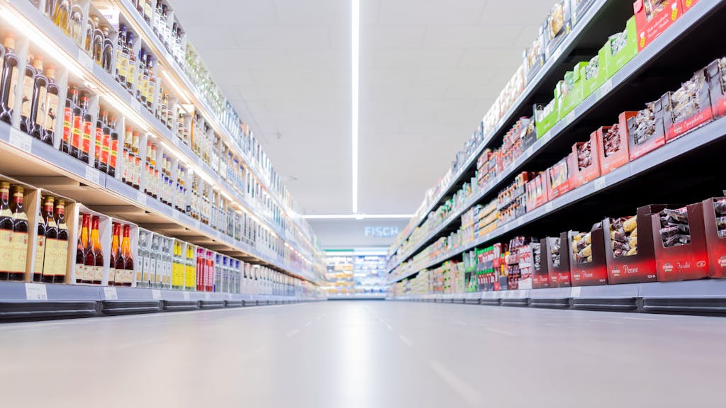 Blick zwischen die Regale eines Aldi-Marktes in Essen (2020): Der nächste Lebensmittelhersteller ist insolvent. Seine Produkte wurden unter anderem auch bei Aldi verkauft.