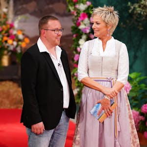 Stephan aus der Vulkaneifel und Moderatorin Inka Bause beim Scheunenfest zum Auftakt der 19. Staffel der RTL-Show „Bauer sucht Frau“.