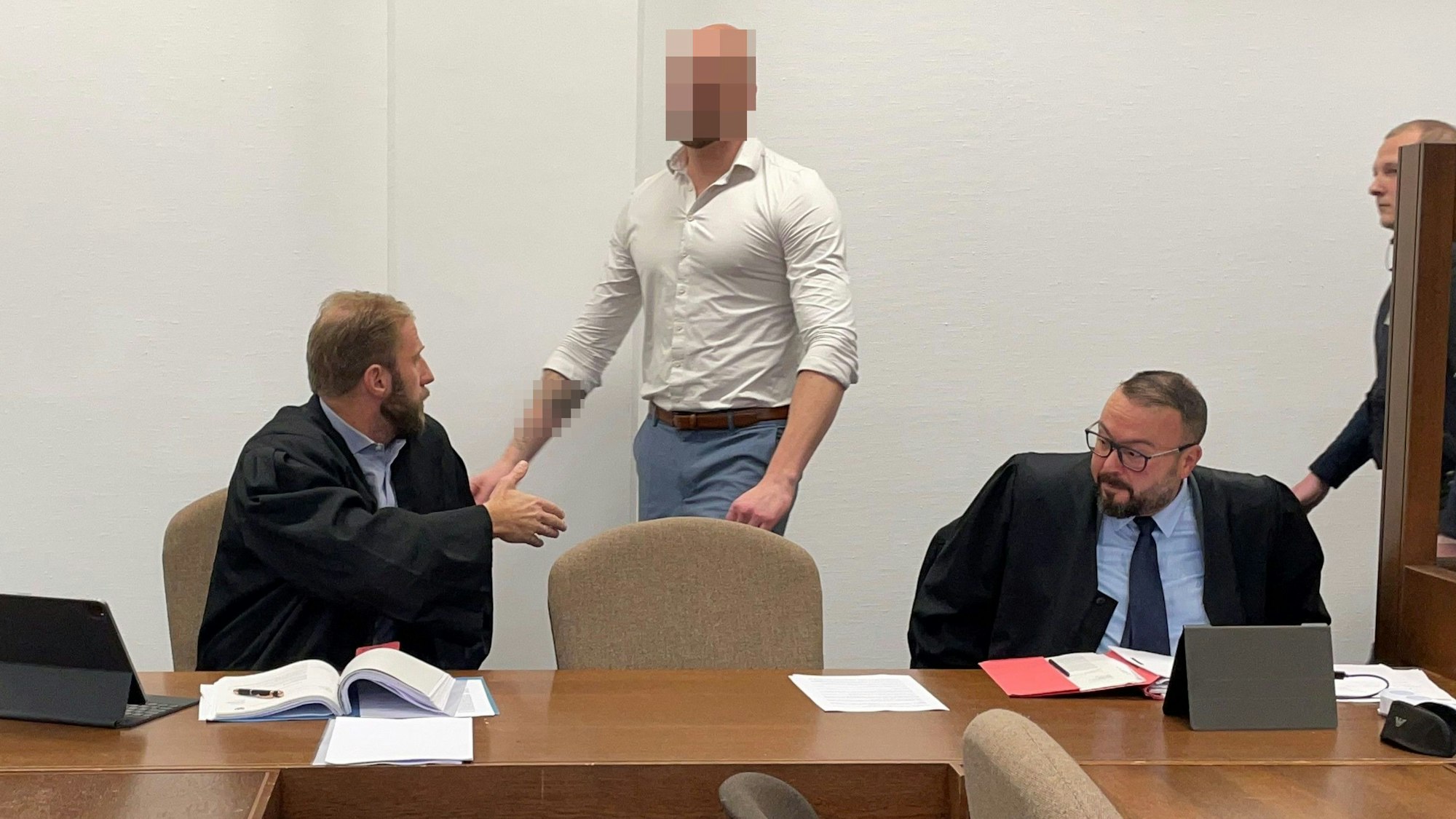 Der Angeklagte mit seinen Verteidigern Christopher Posch (l.) und Tamer Yaikin im Kölner Landgericht