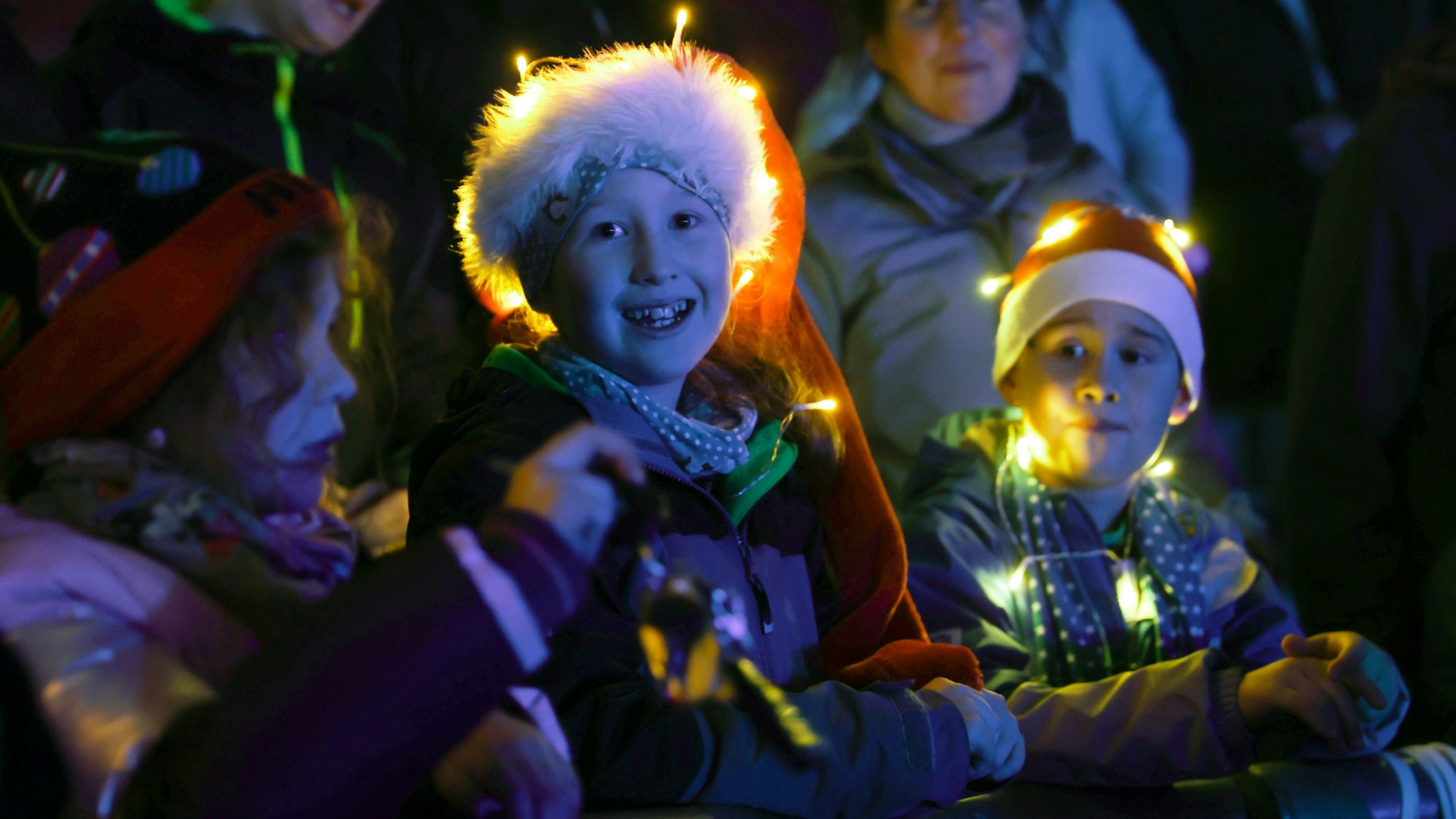Kinder mit Nikolausmützen sind bei „Loss mer Weihnachtsleeder singe“ im Stadion im Jahr 2022.