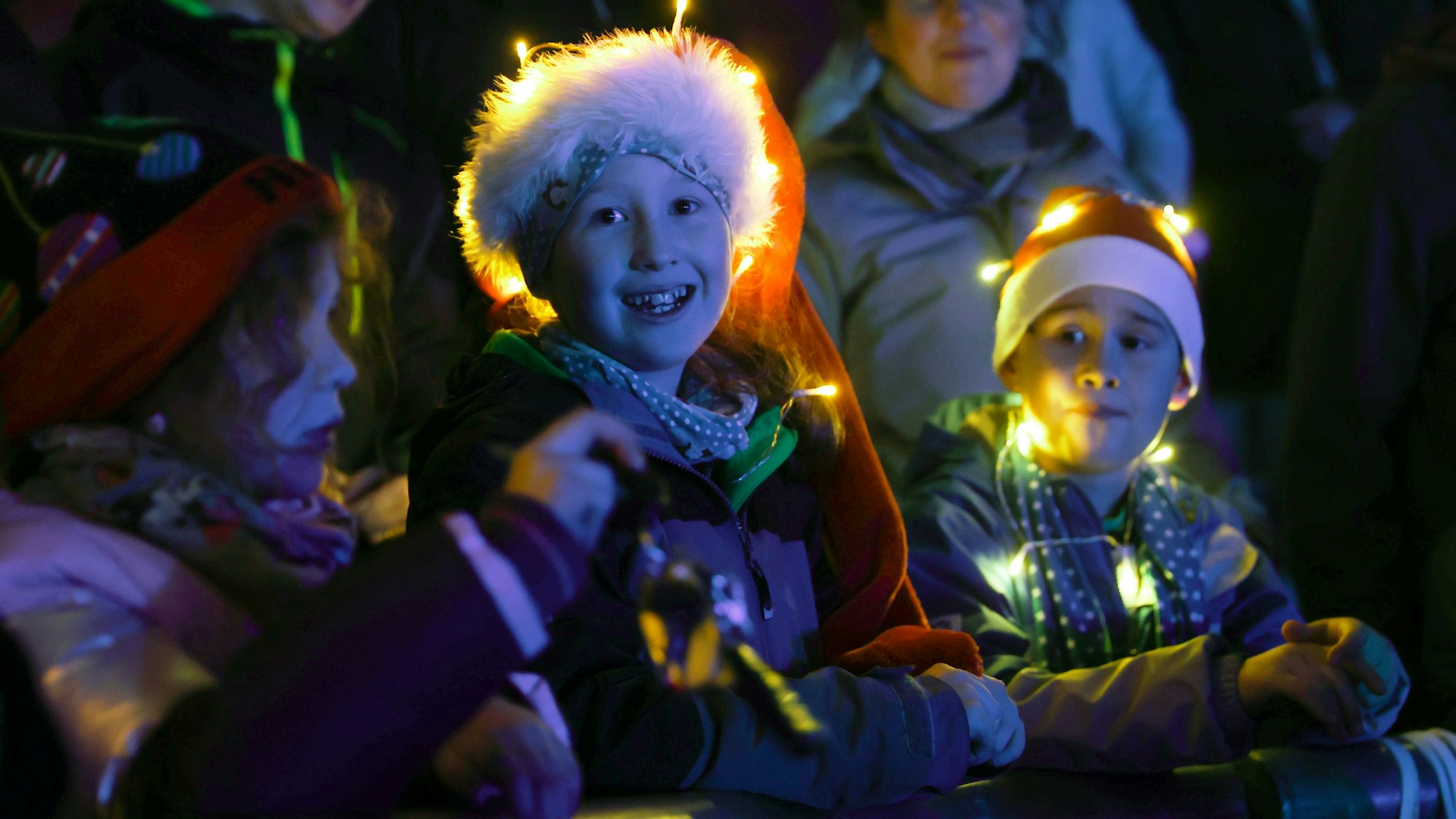 Lachende Kinder im Publikum bei „Loss mer Weihnachtsleeder singe“.