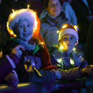 Lachende Kinder im Publikum bei „Loss mer Weihnachtsleeder singe“.