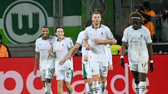 Die Borussia-Spieler bejubeln den Premieren-Treffer von Rocco Reitz in der Bundesliga.