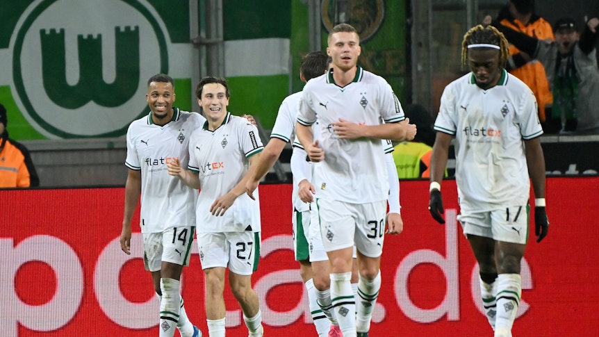 Die Borussia-Spieler bejubeln den Premieren-Treffer von Rocco Reitz in der Bundesliga.