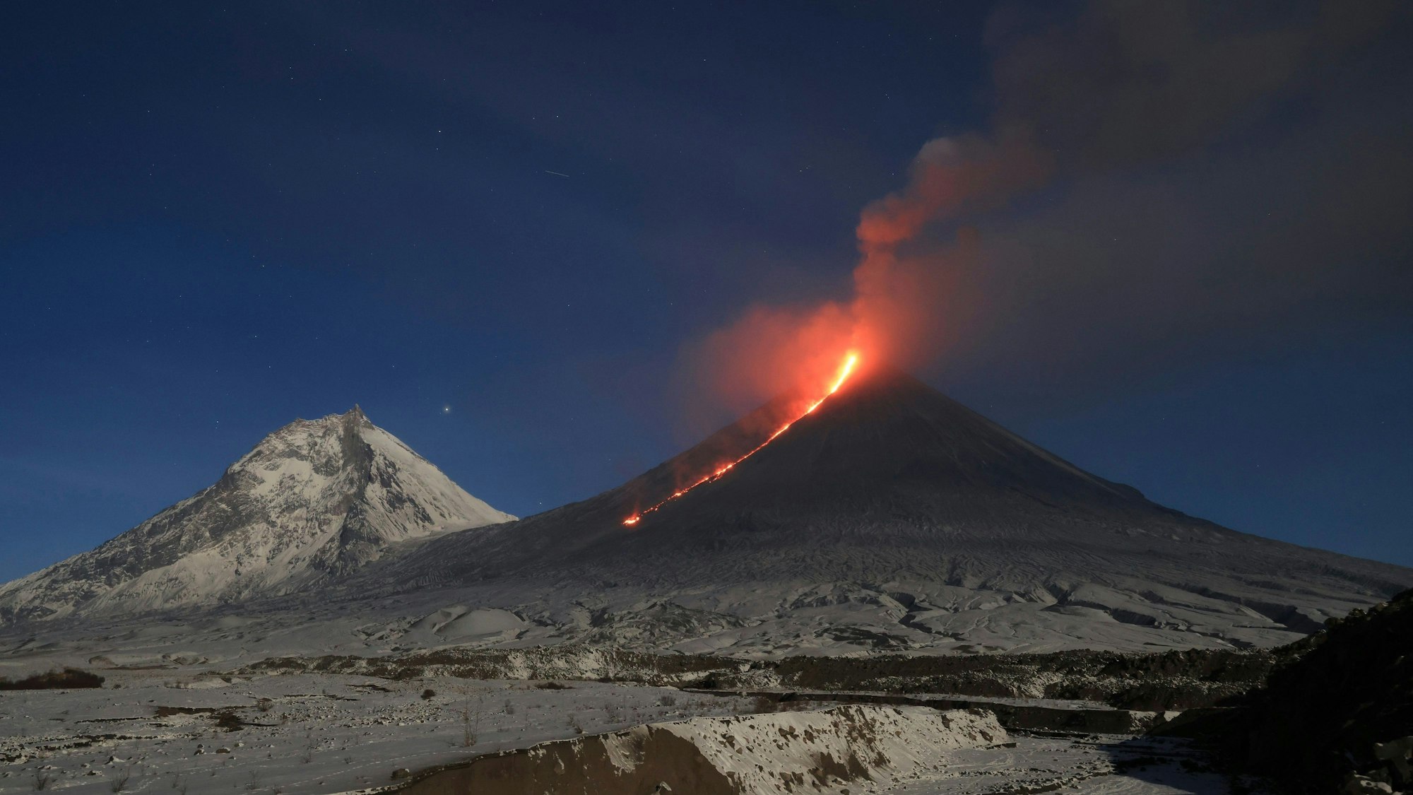 Lava strömt aus dem Vulkan Kljutschewskoi in Russland.